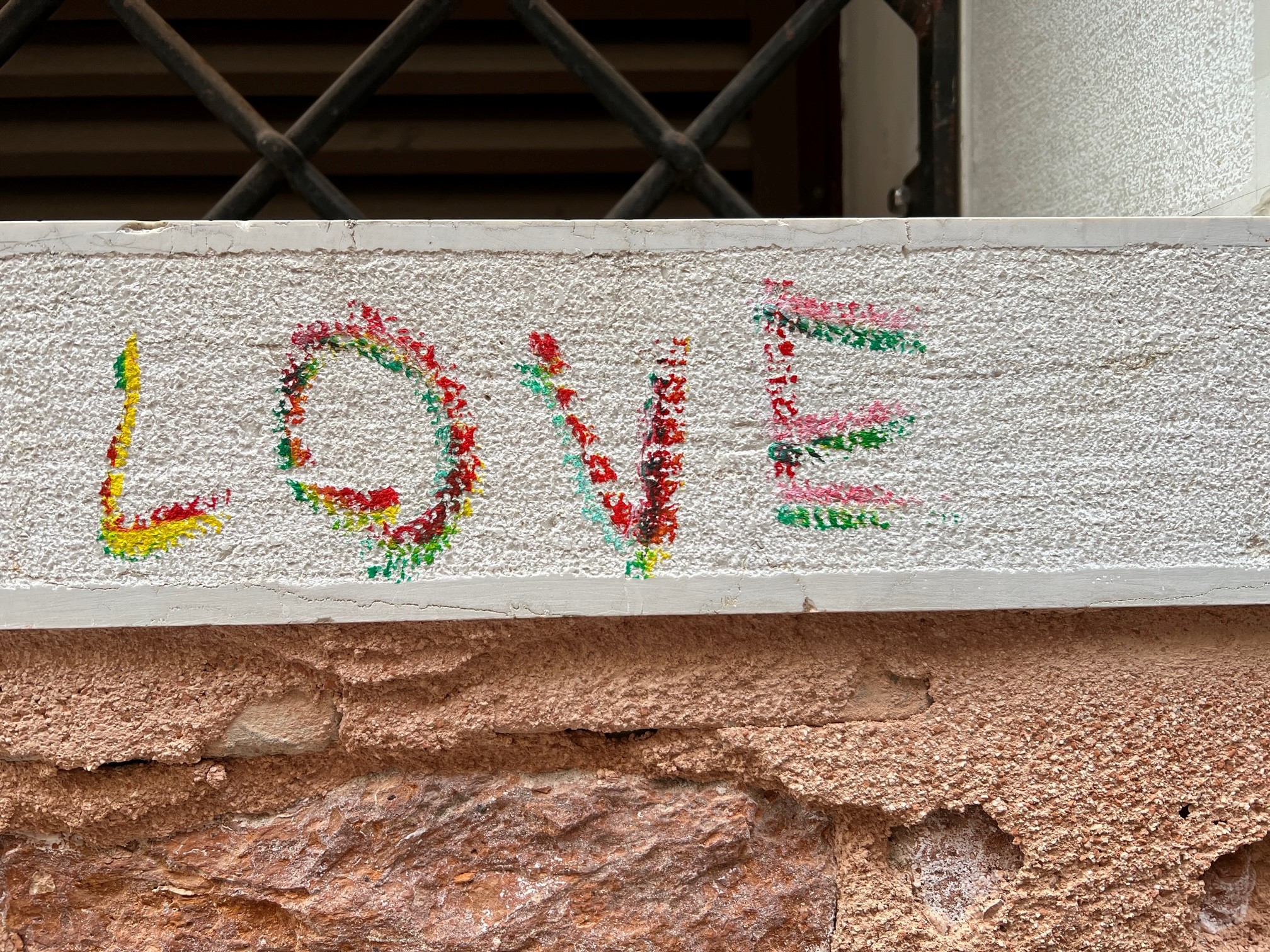Grafitti Bild mit dem Wort Love als Symbolbild für Gewohnheit zufriedener Leute.