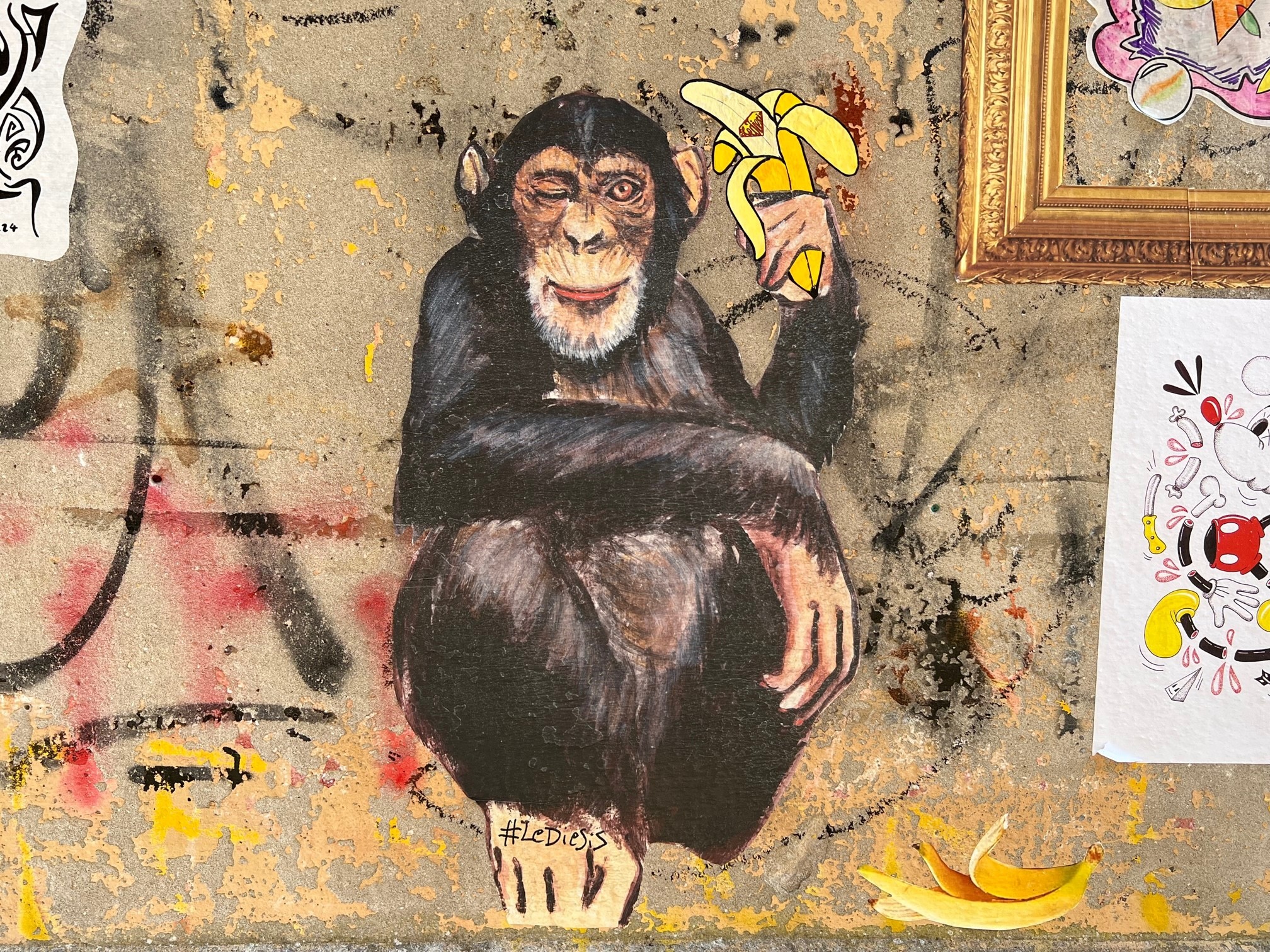 Urban Art eines Affen mit Banane, der mit einem Augen zwinkert als Symbolbild für Resilienz.