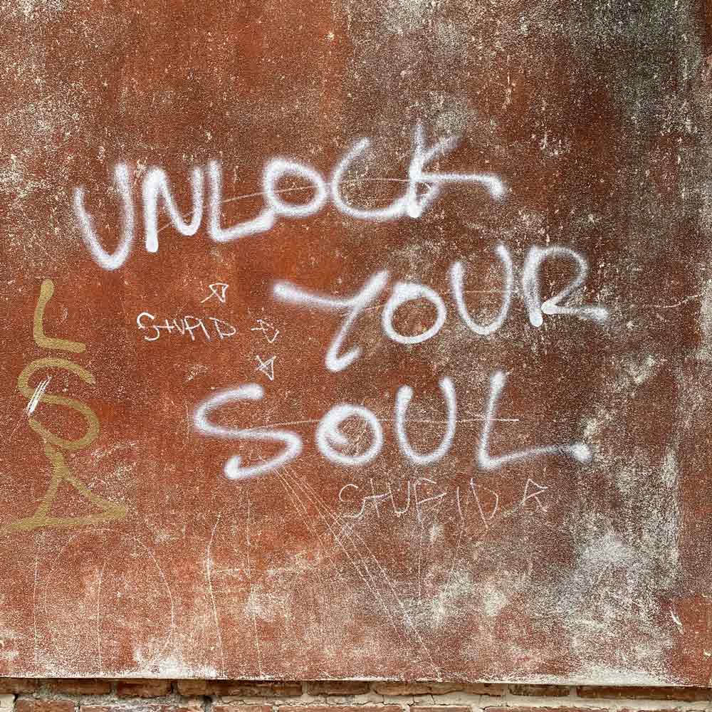 Graffiti mit dem Text "Unlock your soul" als Symbolbild für Workshops und Gruppenangebote.