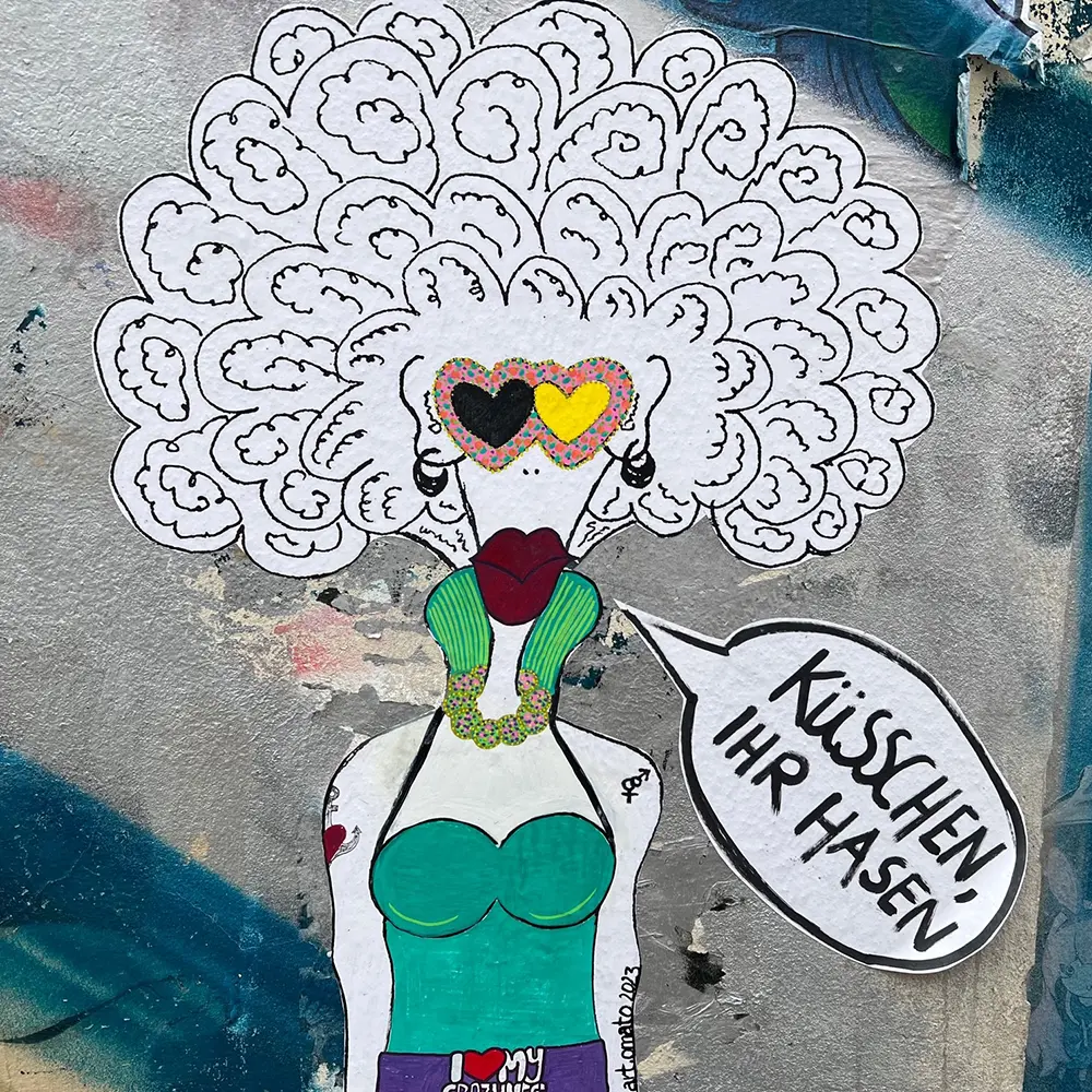 Karikatur einer Frau als Strichzeichnung mit voluminösem Haar und ein Sprechblase, in der "Küsschen Ihr Hasen" steht als Symbolbild für den Power up your strengths Workshop "Stärken leben – Leben stärken".