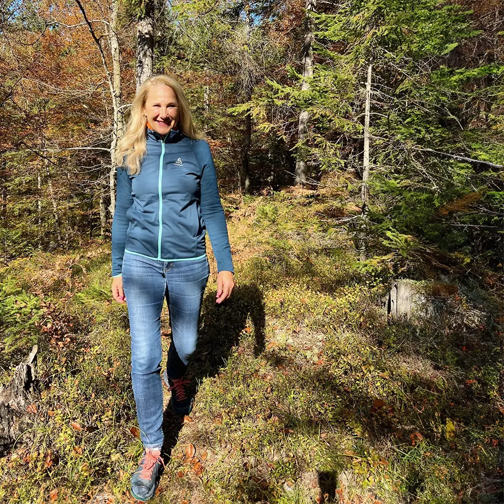 Sabine Samonig beim Gang durch den Wald beim Schlachtensee in Berlin als Symbolbild für ihr Angebot Walk'n'Talk.